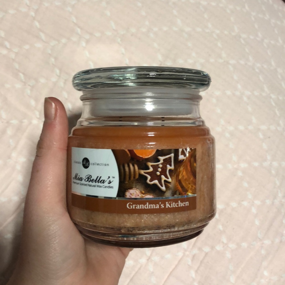 Mia Bella Candle, Grandma’s Kitchen scent